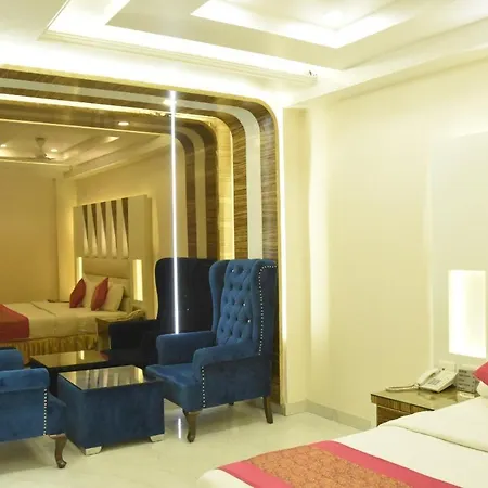 Отель Aman Continental - 2Mins From Railway Station And 5 Mins From Metro